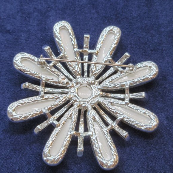 Sara Coventry white acrylic and silver daisey brooch - Picture 2 of 2